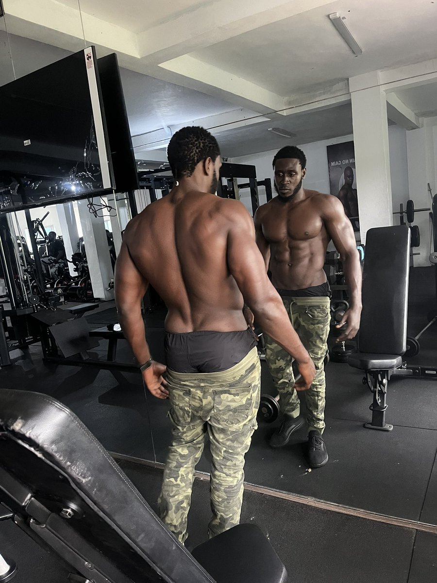 The mirror doesn’t lie, but it doesn’t show the pain behind the progress either. Stay locked in. 💪🏾