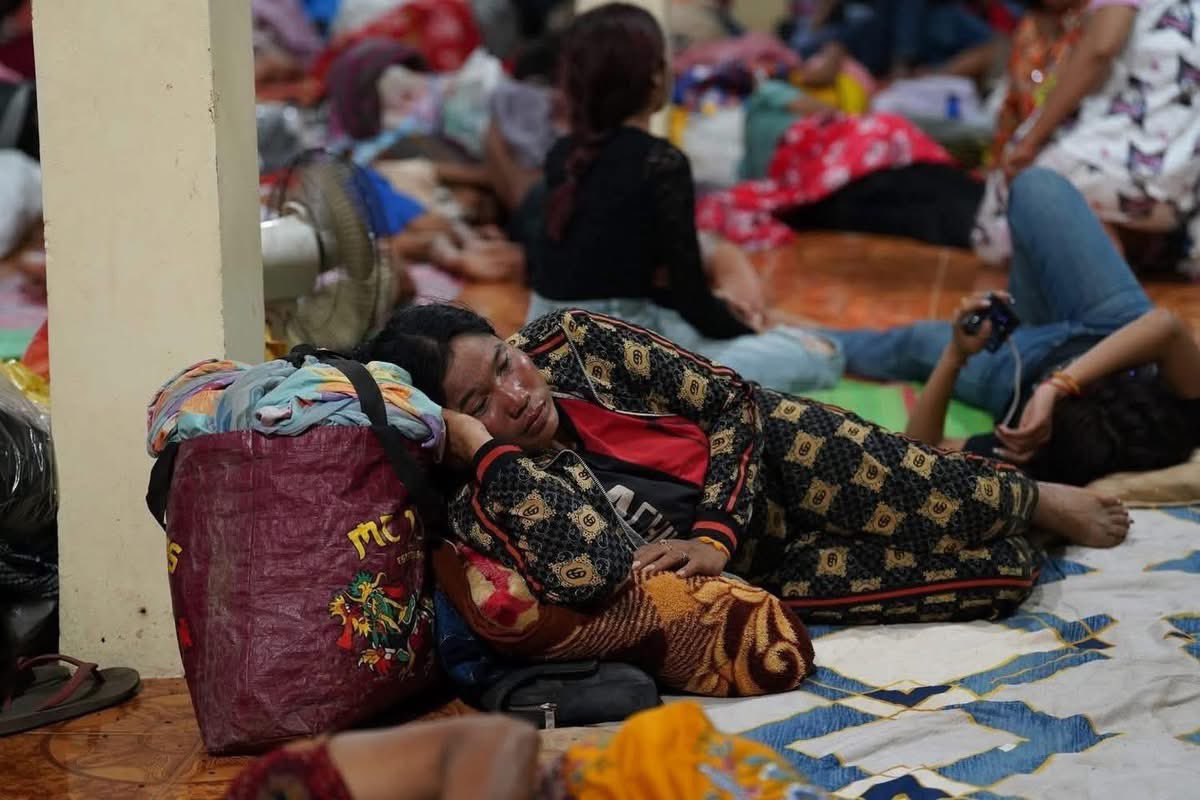xxdzrx's tweet photo. Cambodia homeless to run away from the war make by thailand . The world should know about it .

#ExposeThailandLies #TruthFromCambodia https://t.co/tHwBLZc1cf