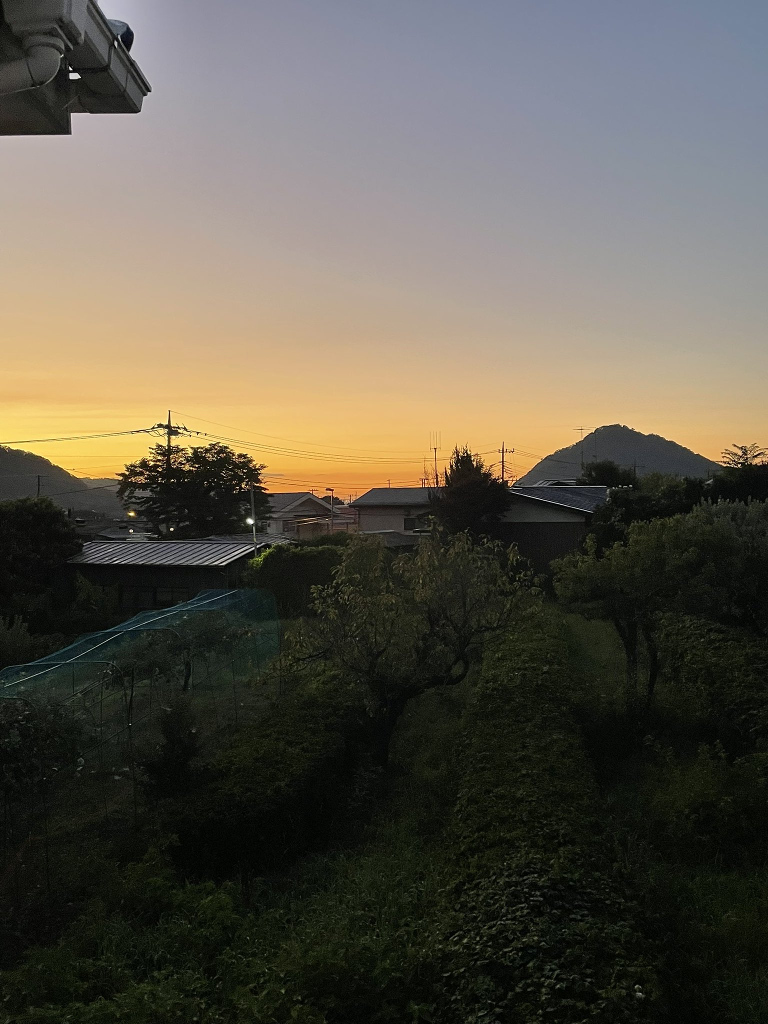 on⑹_【休日の朝.起きてすぐの景色】 これは2025年6月30日の夕暮れの風景の写真です…。 #同じこの空の