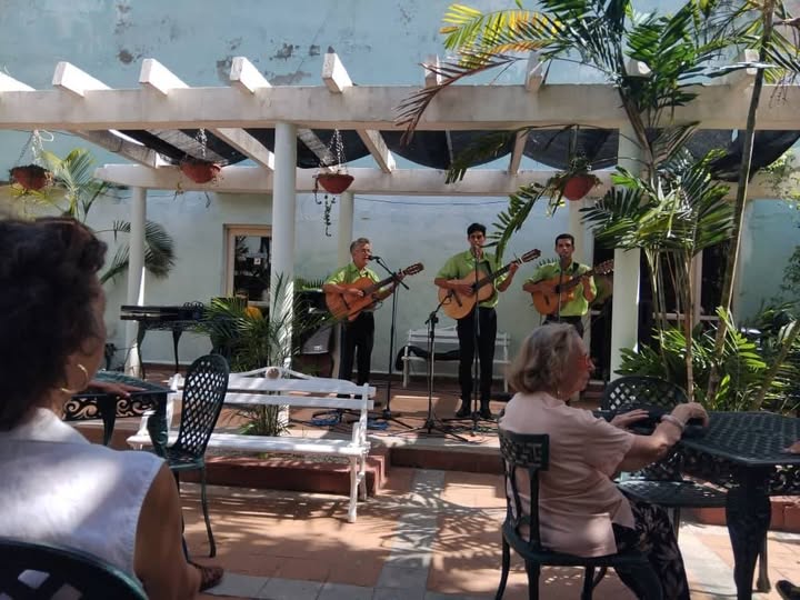 Boris LG Cuartero (@bcuartero) on Twitter photo UNEAC #Cienfuegos mantiene sus peñas habituales para disfrute del público #CubaEsCultura
<a href="/SolMayelin/">Mayelín del Sol</a> <a href="/YolexiRdguez/">Yolexis Rodriguez</a> <a href="/YaquedeCuba/">Yaquelin</a> <a href="/agnes_becerra/">Agnes Becerra</a> <a href="/EVilluendasC/">Enrique Villuendas</a> <a href="/alfonso_noya/">Alfonso Noya Martínez🇨🇺</a> <a href="/CubanaLidice/">Lídice Cienfuegos Cuba🇨🇺🇨🇺</a> <a href="/Armandocv781123/">Armando Carranza Valladares</a> <a href="/yulls_yusimi/">Yusimi Yulls Quintana</a> <a href="/FernandezMaryde/">Maryde Fernández López</a> <a href="/PerlavisionTV/">Perlavisión TV</a> UNEAC #Cienfuegos mantiene sus peñas habituales para disfrute del público #CubaEsCultura
<a href="/SolMayelin/">Mayelín del Sol</a> <a href="/YolexiRdguez/">Yolexis Rodriguez</a> <a href="/YaquedeCuba/">Yaquelin</a> <a href="/agnes_becerra/">Agnes Becerra</a> <a href="/EVilluendasC/">Enrique Villuendas</a> <a href="/alfonso_noya/">Alfonso Noya Martínez🇨🇺</a> <a href="/CubanaLidice/">Lídice Cienfuegos Cuba🇨🇺🇨🇺</a> <a href="/Armandocv781123/">Armando Carranza Valladares</a> <a href="/yulls_yusimi/">Yusimi Yulls Quintana</a> <a href="/FernandezMaryde/">Maryde Fernández López</a> <a href="/PerlavisionTV/">Perlavisión TV</a>