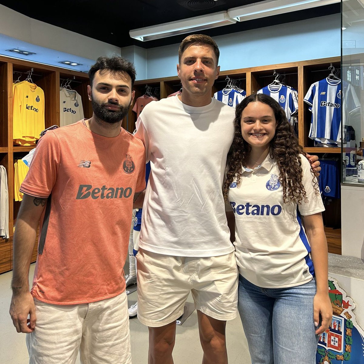 Jan Bednarek  visitou hoje a #FCPortoStore da Baixa 🔵⚪️

#SeguimosJuntos
