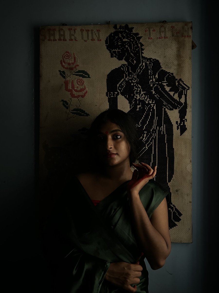 princygeorg's tweet photo. Gaze sharp. Silence louder than screams.”
🖤📽️
#TamilCinema #DarkFeminine #SareeStory #AltaMagic #MoodyAesthetic #ExperimentalPhotography #CinematicPortraits #SouthCinemaVibes #PrincyGeorge https://t.co/xhaswvtIKX