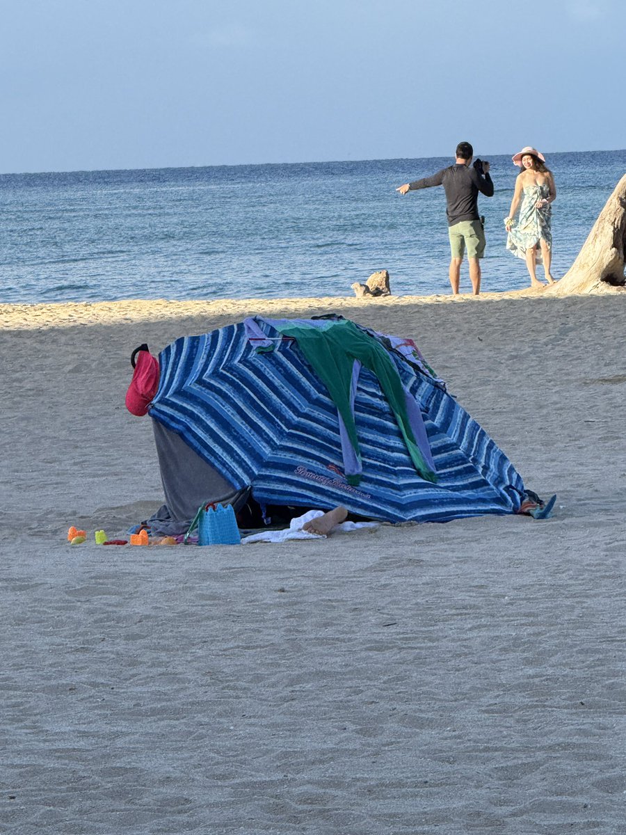 TexasTentMan's tweet photo. @OahuVB hey Oahu Visitors Bureau …I don’t come to “paradise” and pay huge hotel taxes to walk on beaches littered with drug addicts and tarps…#paradise?? https://t.co/F8EkH9QGFn