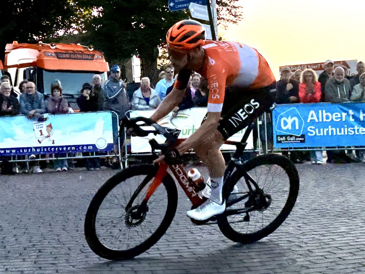 FJCVolmer's tweet image. 2 ronden voor de finish ging ⁦@ThymenArensman⁩ ervandoor en pakte de winst in ⁦@surhuisterveen⁩ voor ⁦@INEOSGrenadiers⁩. Prachtig spel!