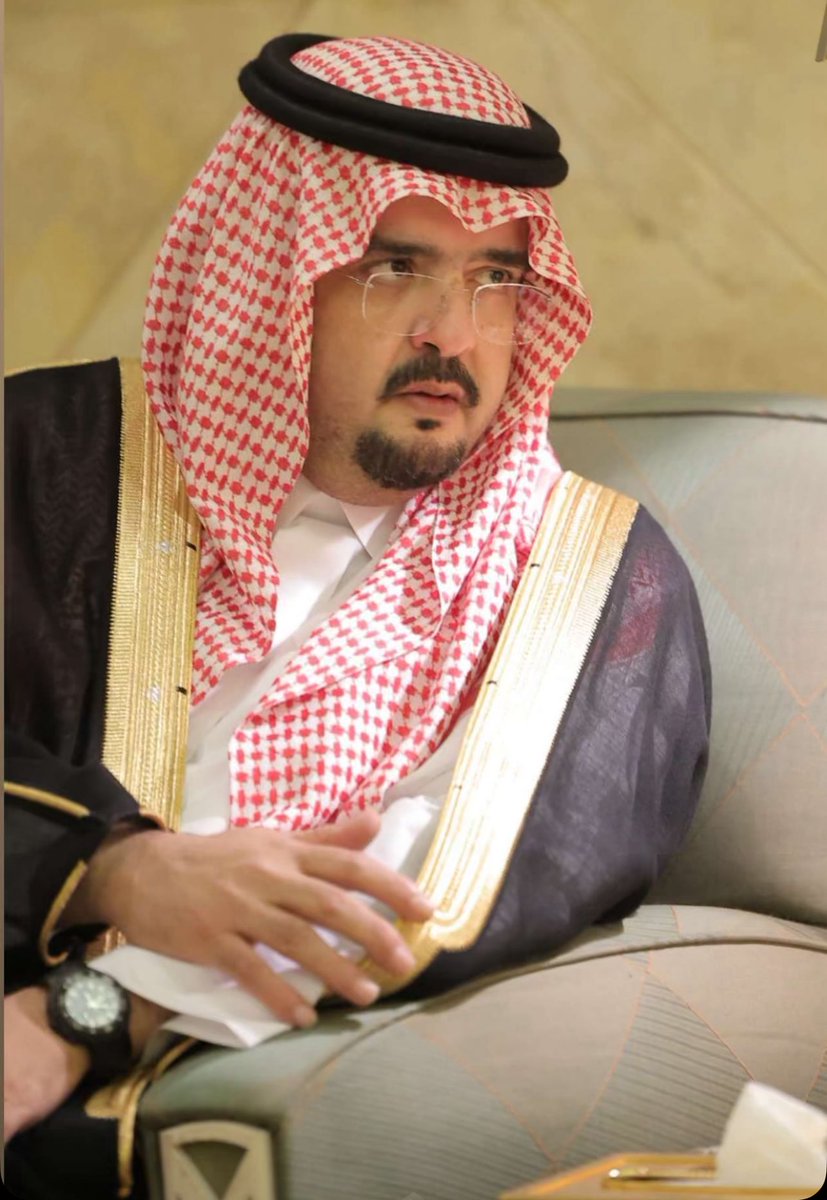 عبدالعزيز بن فهد…
رجل إذا تكلم أسكت الحيرة
وإذا قرر طمأن القلوب
وإذا حضر… صمتت الأصوات
لأن الحكماء لا يُجادَلون.

ليست الحكمة عنده كتابًا يُقرأ
بل خُلقًا يُعاش، وبصيرةً تُدهش
ونقاءً يجعل من الموقف كلمة
ومن الكلمة قرارًا  ، ومن القرار…
رحمة وعدلًا ووفاء.

هو ابن فهد…
والحكمة