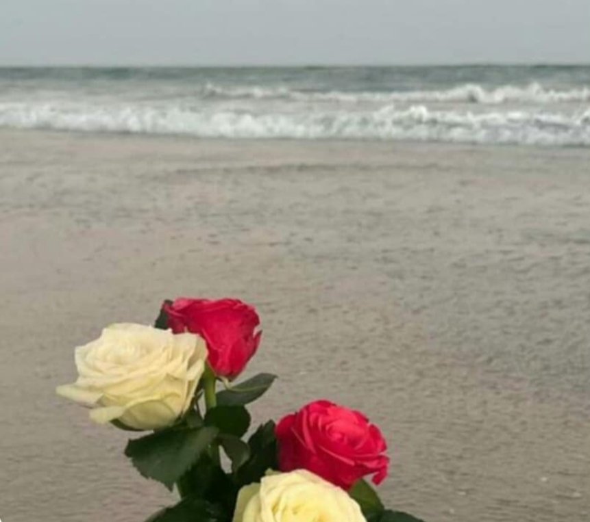 ،
فكأني 
موج يلاطم نفسه
البحر صدري 
والفؤاد غريق  ....🌸