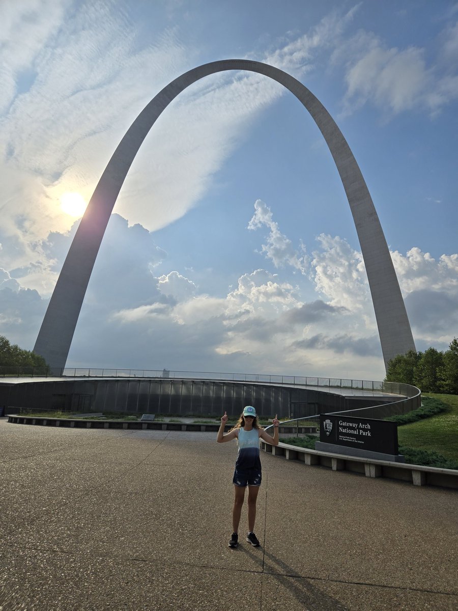 kadwriter12's tweet photo. Started the day in St. Louis on a 'high' note - 630 ft high #GatewayArch #StLouis https://t.co/dyDR6jhjcJ