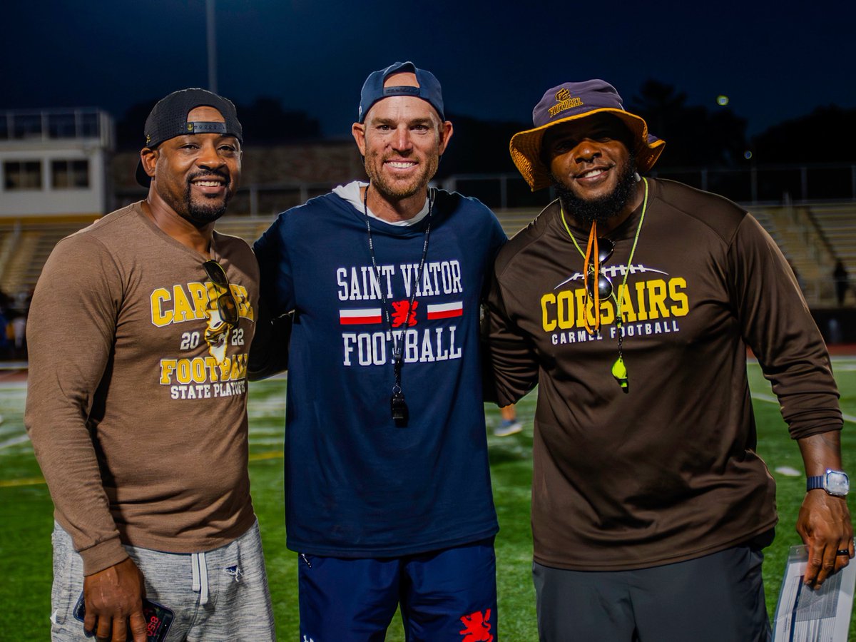 Great Work with <a href="/ViatorFball/">Saint Viator Football</a> last night! Former-Teammates impacting young men through Ball 🏈Doesn’t get any better!!
Best of Luck This year Lions!!! <a href="/RobbieGould09/">Robbie Gould</a> 
#🐻⬇️ #RDavis