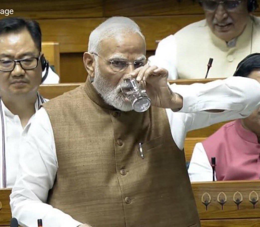 वो बोले भी तो क्या बोले 🤐 जो बोले तो बवाल हो 
चुप्पी में ही मज़ा है 😌, वरना सवालों का जाल हो ❓
"डर सबको लगता है गला सबका सूखता है "
#OperationSindoorDebate
#LokSabhaDebate
#OperationSindoorDebate