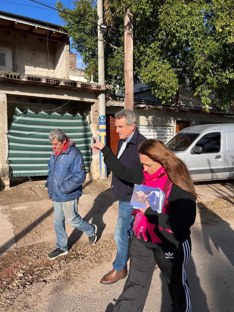 Rosario | Tarde de caminata por Ludueña, yendo al encuentro de compañeros y compañeras que viven en este barrio para escuchar de primera mano como la están viviendo ✌️

Y casa por casa, como peronistas, transmitimos que <a href="/CFKArgentina/">Cristina Kirchner</a> es inocente, por eso la queremos libre.