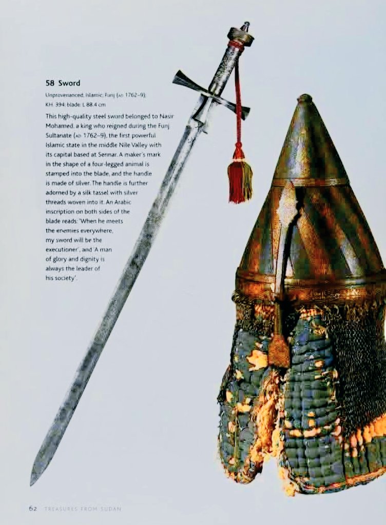 هذا السيف ذو المقبض الفضي يعتبر أحد الكنوز الأثرية التي تعكس الفن و الثقافة الإسلامية في وادي النيل الأوسط و صاحب هذا السيف هو السلطان ناصر بن محمد الذي حكم في السلطنة الزرقاء بين عامي ١٧٦٢-١٧٦٩م و نقش على السيف: الرجل ذو المجد و الكرامة هو دائماً زعيم مجتمعه.