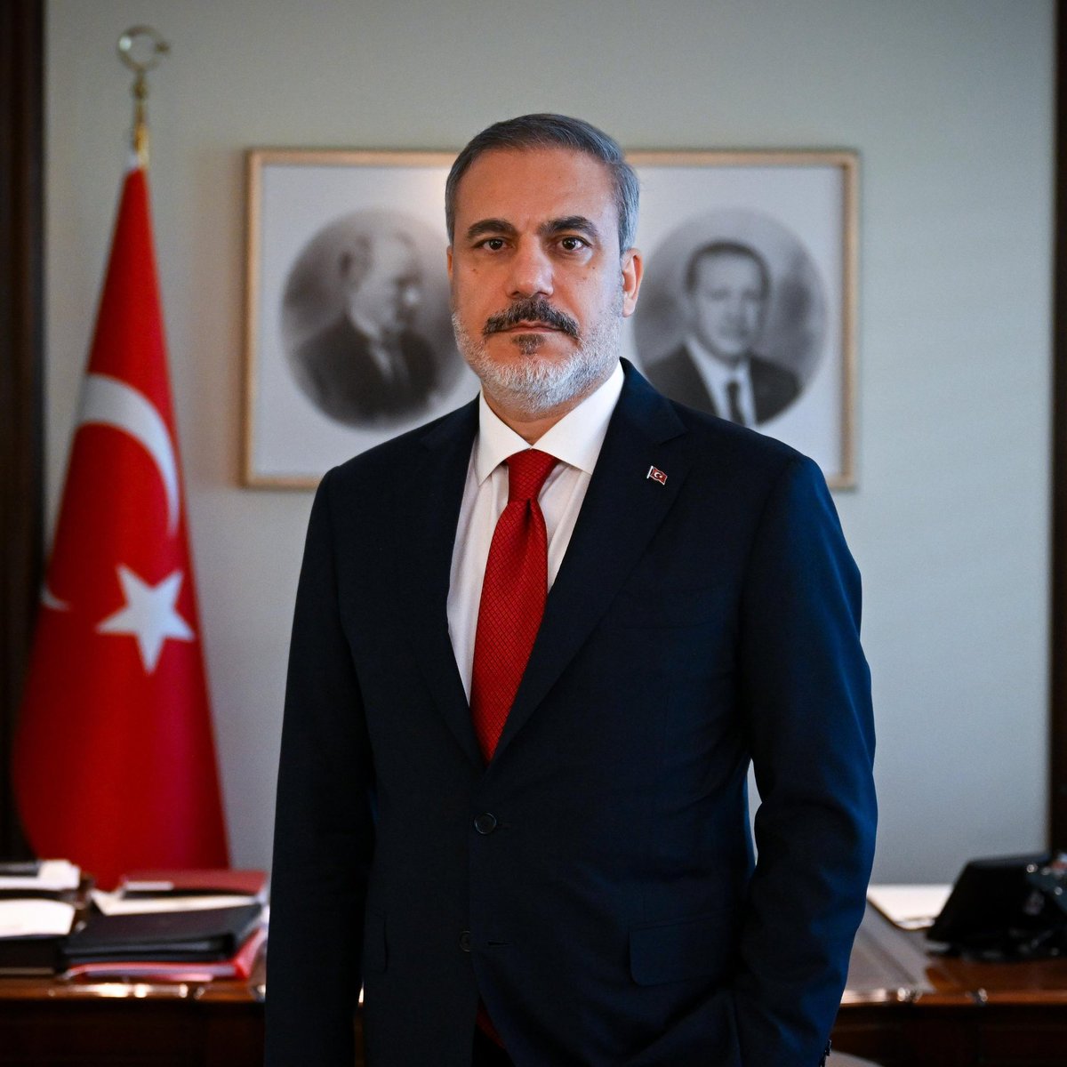 Ekrem karşında el pençe duran Özgür Özel, Dış politikada Hakan Fidan'ı yetersiz buluyormuş.

Ne istiyorsun? senin gibi her gittiği yerde ülkesini İngilize, Alman'a şikayet mi etsin..

Boşuna zıplama Özgür, Hakan Fidan seni muhatap almaz...