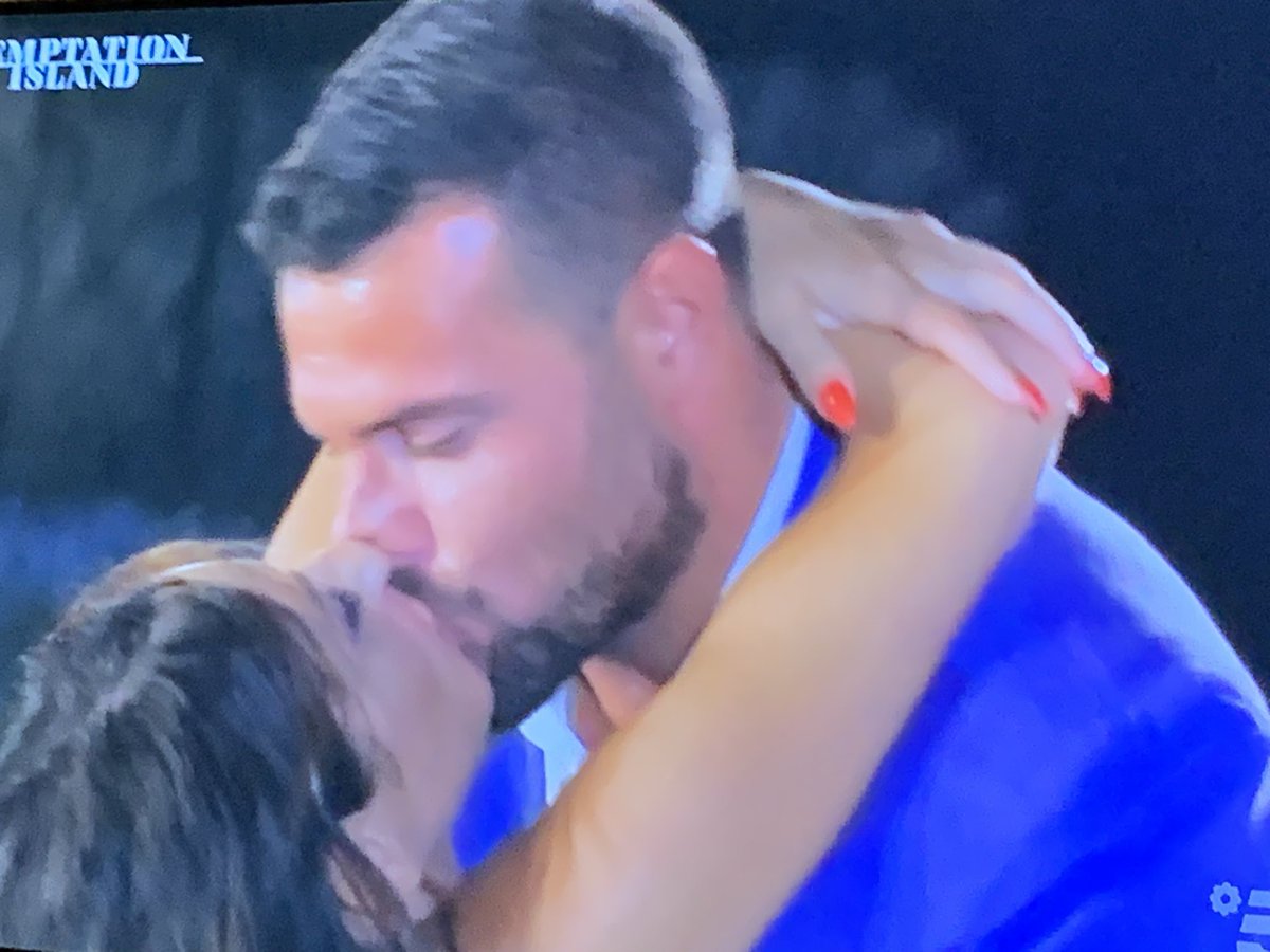 _G_L_B's tweet photo. #temptationisland

Cioè: Valentina nei giorni scorsi che dice che tutta la famiglia gli ha detto di lasciare Antonio e che deve sfruttare questa esperienza per farlo…

e invece al falò 🔥 di confronto arriva anello e ME VUÒ SPUSÀ??

E chi glielo dice ora alla famiglia?? https://t.co/JjUUU6Wbrk