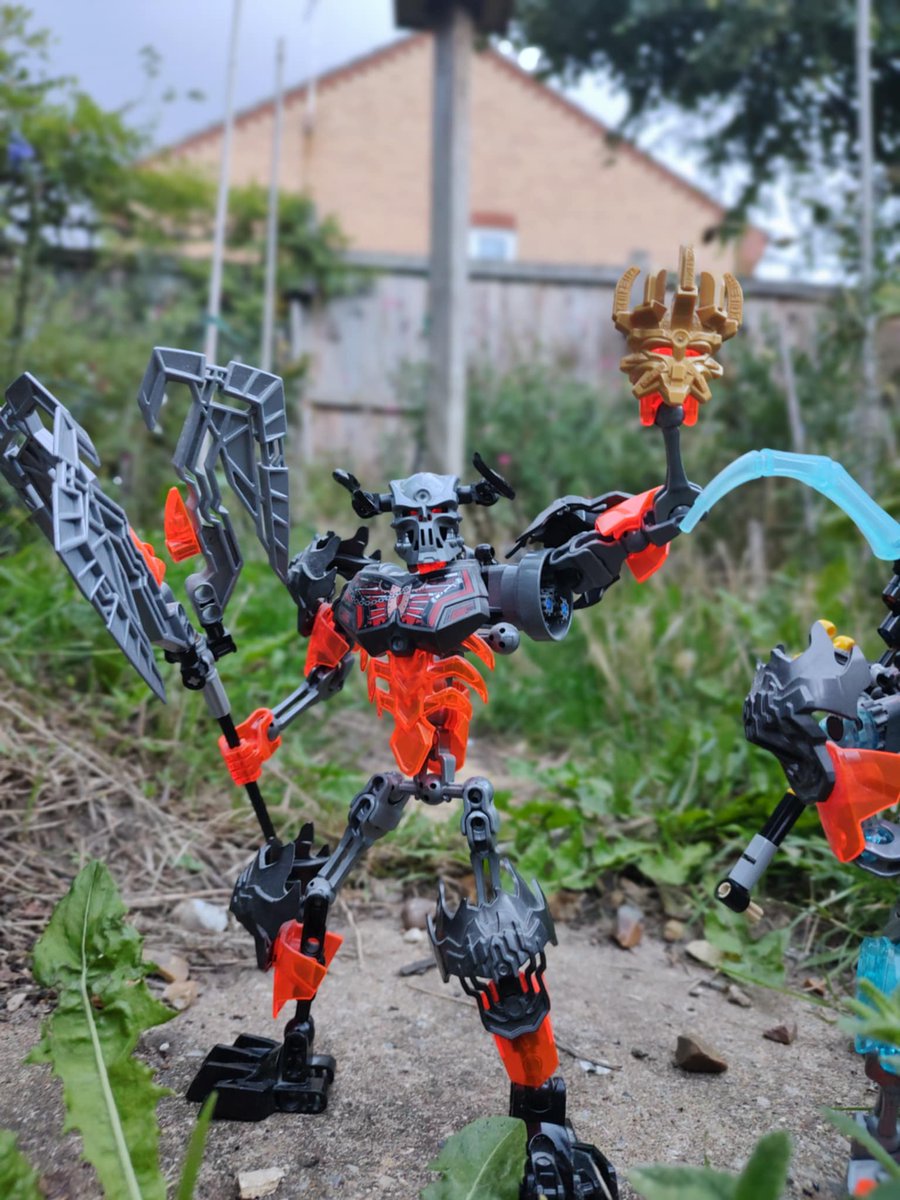 Kulta is holding a mask of creation 

#bionicle