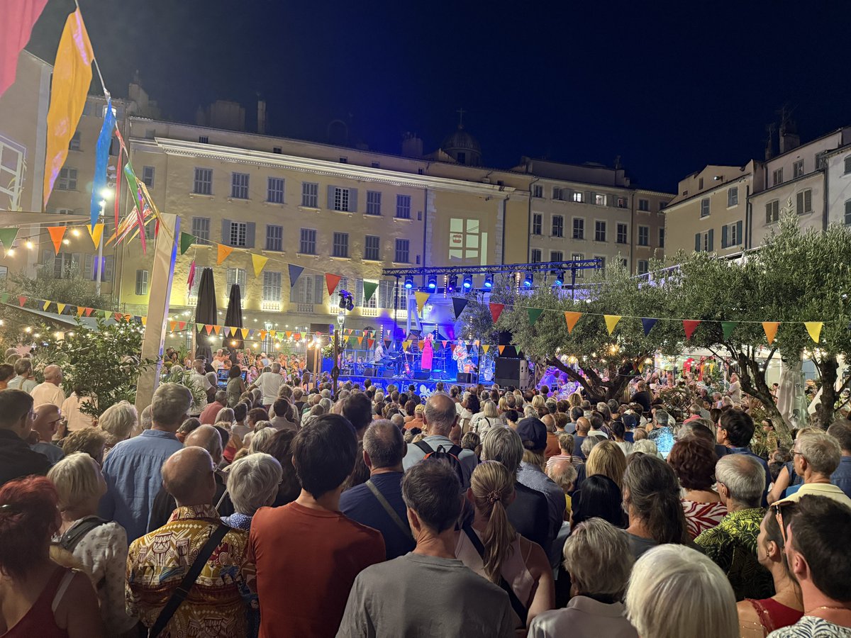 La 35ème édition de @JazzaToulon, seul festival de jazz 🎷🎺 d’envergure internationale gratuit et ouvert à tous, continue, avec une quatrième soirée, la deuxième sur la Place de l’Equerre. 

Ce soir, c’est la chanteuse et guitariste 🎤🎸 Carmen Souza, souvent surnommée l’« Ella