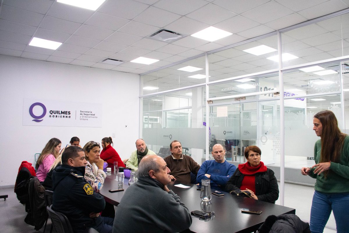 gaspodestefano's tweet photo. 🌐 Desde el Centro de Emergencias Quilmes #CEQ,  capacitamos a la comunidad educativa del Centro de Formación Profesional #CFO 406 en material de seguridad ciudadana, tecnologías aplicadas y el programa de alarmas vecinales #MiAlertaQuilmes 🚨

#SeguimosParaAdelante☀
#QuilmesPreviene 🛡️