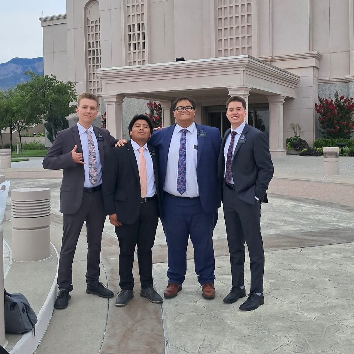 hawaiiancougfan's tweet photo. What amazing young men! Especially the one, second from the right! Giving their time, talents and energy to serve the Lord in New Mexico! 
#HurrahForIsrael #LDS #CalledToServe https://t.co/KaUXpSzi3r