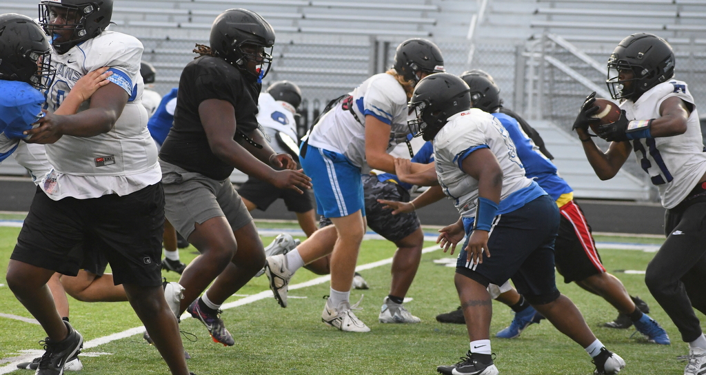 Had a great visit with North Hardin DL <a href="/JosiahHope6/">Josiah Hope</a> following practice on Monday. The Louisville commit detailed relationships with UofL, goals for the coming season and more...

📸📽️🏈 ⤵️
247sports.com/college/louisv…