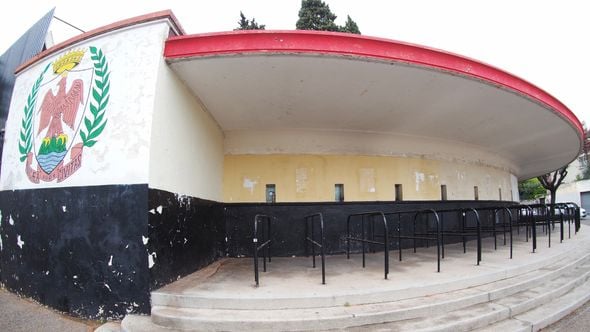 Spaggiari1312's tweet photo. @_Cacnaq_ @_PointDePenalty Ils n'ont conservée que cet angle de la BSN... et l'ancienne rotonde à l'extérieur, où on venait se procurer les places pour rentrer en populaire à l'époque. 

Voilà " les seuls " vestiges qu'il reste de 86 ans d'histoire. https://t.co/kZcz3P0Im2
