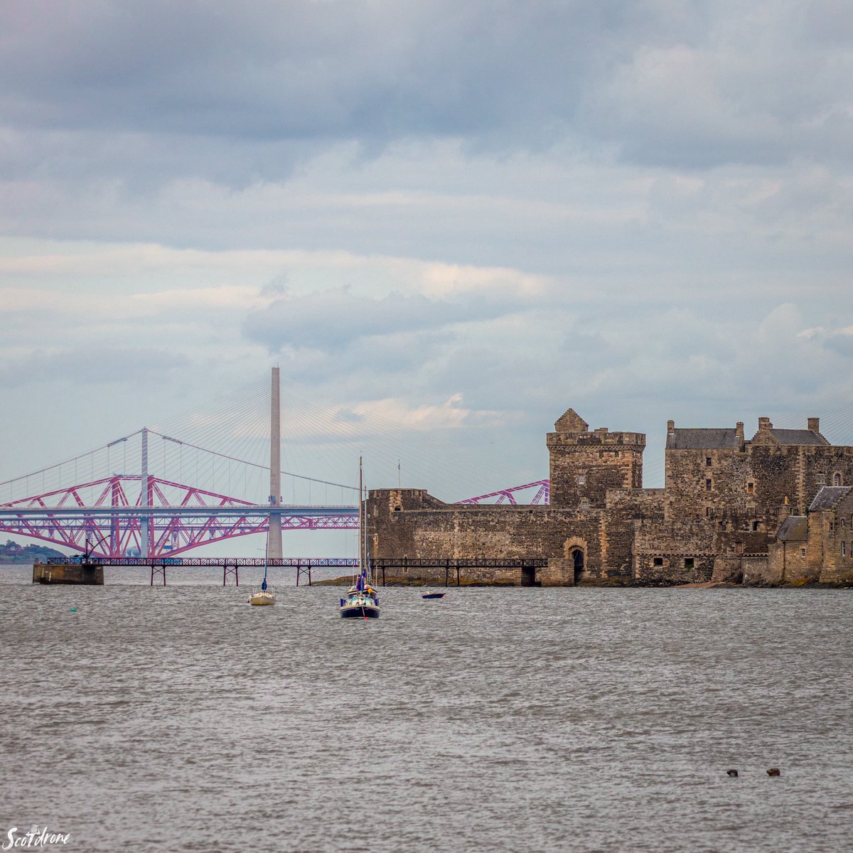 Blackness Castle with the 3 bridges that span the Firth of Forth between Fife and Edinburgh in the backdrop.  Can you spot 2 cheeky seals photobombing my picture? 🦭🦭#blackness #castle #historic #falkirk #visitfalkirk #scotland #visitscotland #firthofforth #forthbridges