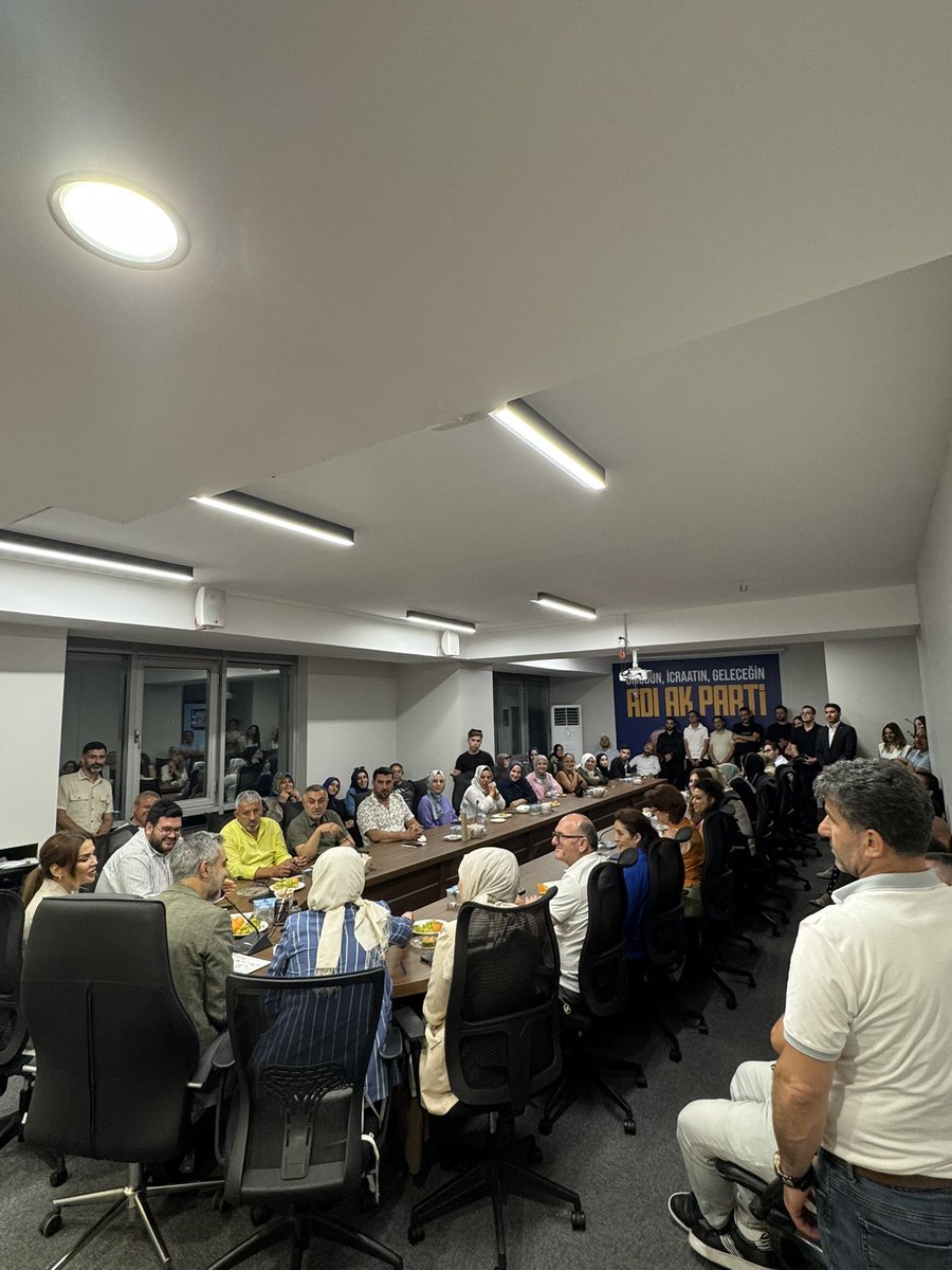 İstanbul Milletvekilimiz Sn. <a href="/AvBehiye/">Av. Behiye EKER</a> ve Kadın Kolları İl Yönetim Kurulu Üyemiz Fatma Kızak’ın katılımlarıyla 3 Kademe Koordinasyon toplantımızı teşkilat mensuplarımızın katılımlarıyla gerçekleştirdik.

Haftalık teşkilat çalışmalarımızı ve siyasi gündemi müzakere ettik.