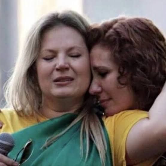 Um salve pro deputado italiano Angelo Bonelli! Foi ele quem descobriu e entregou o endereço de Carla Zambelli para a polícia e ela foi presa! Um deputado de esquerda da Itália fazendo mais pelo Brasil do que os falsos patriotas daqui!