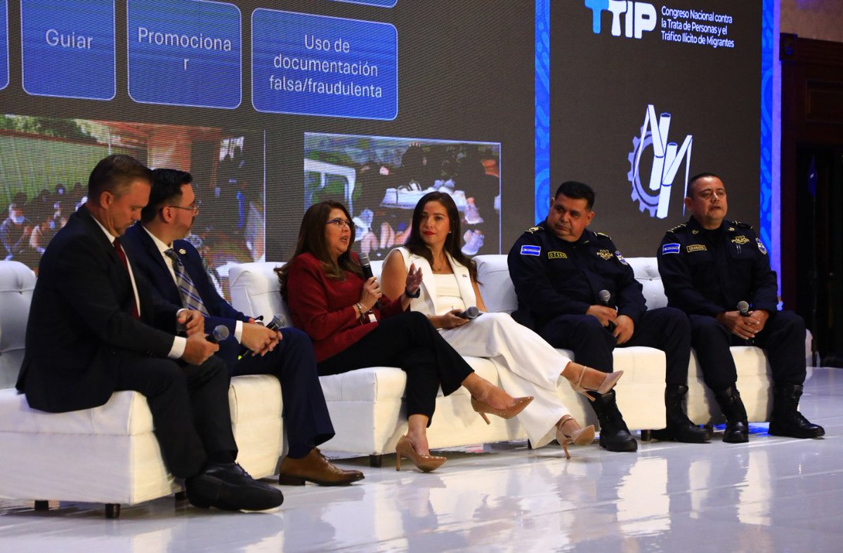 #DePaís Este día inició el Congreso Nacional Contra la Trata de Personas y el Tráfico Ilícito de Migrantes, en el cual participan más de 200 personas con el propósito de fortalecer su capacidad de respuesta ante esos delitos.
📸Guillermo Martínez/ #DiarioElSalvador