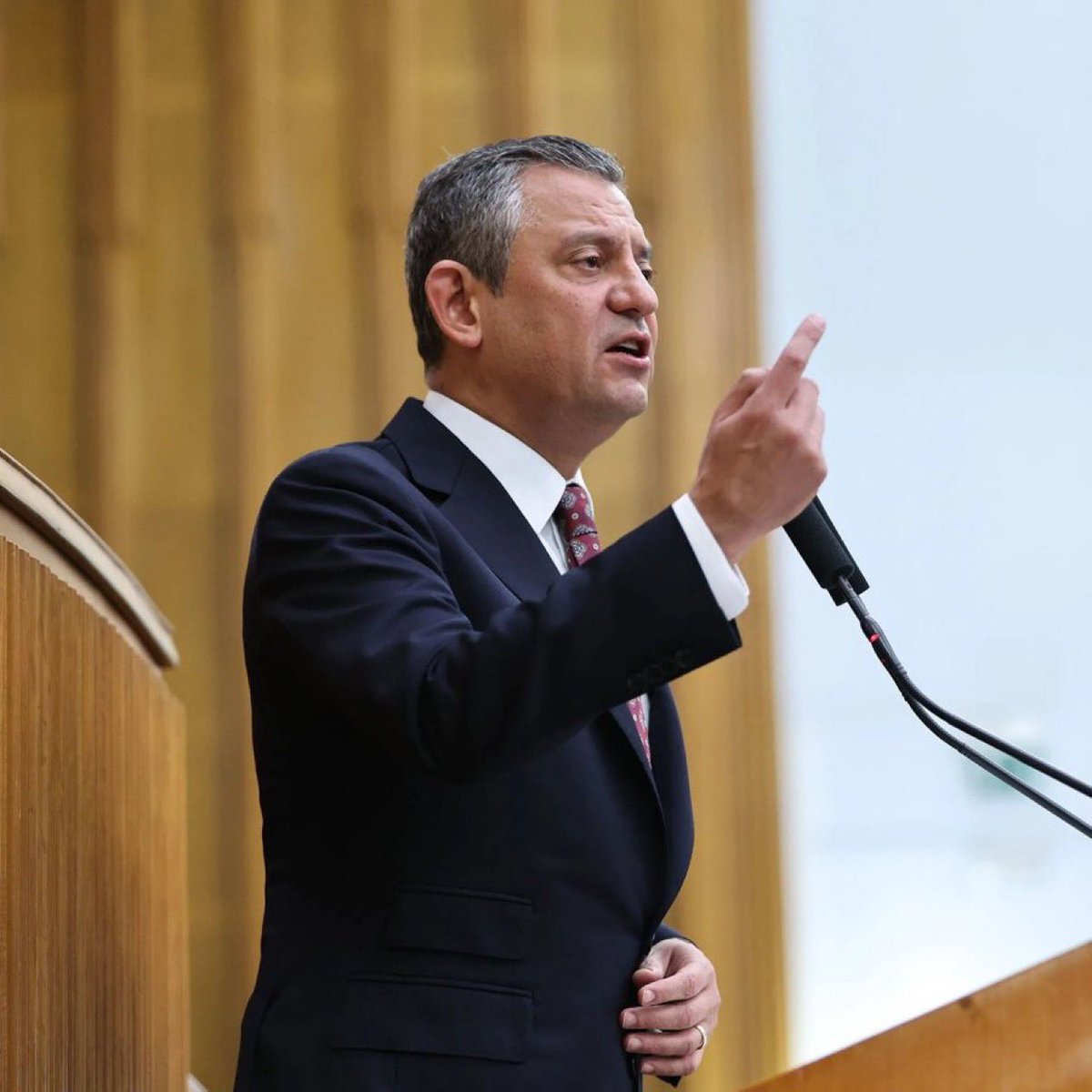 Özgür Özel:

 "Kürt sorunu vardır... Meclis'te bir sürü komisyonda varız, 'Erdoğan ile aynı komisyonda olmam' dersem o zaman Meclis'ten de çekilmem lazım."

Hem bizim hem DEM’lilerin hem de Türkiye'nin bütün aydınlarının ‘Türkiye'de Kürt sorunu vardır. Türkiye'de devletin birçok