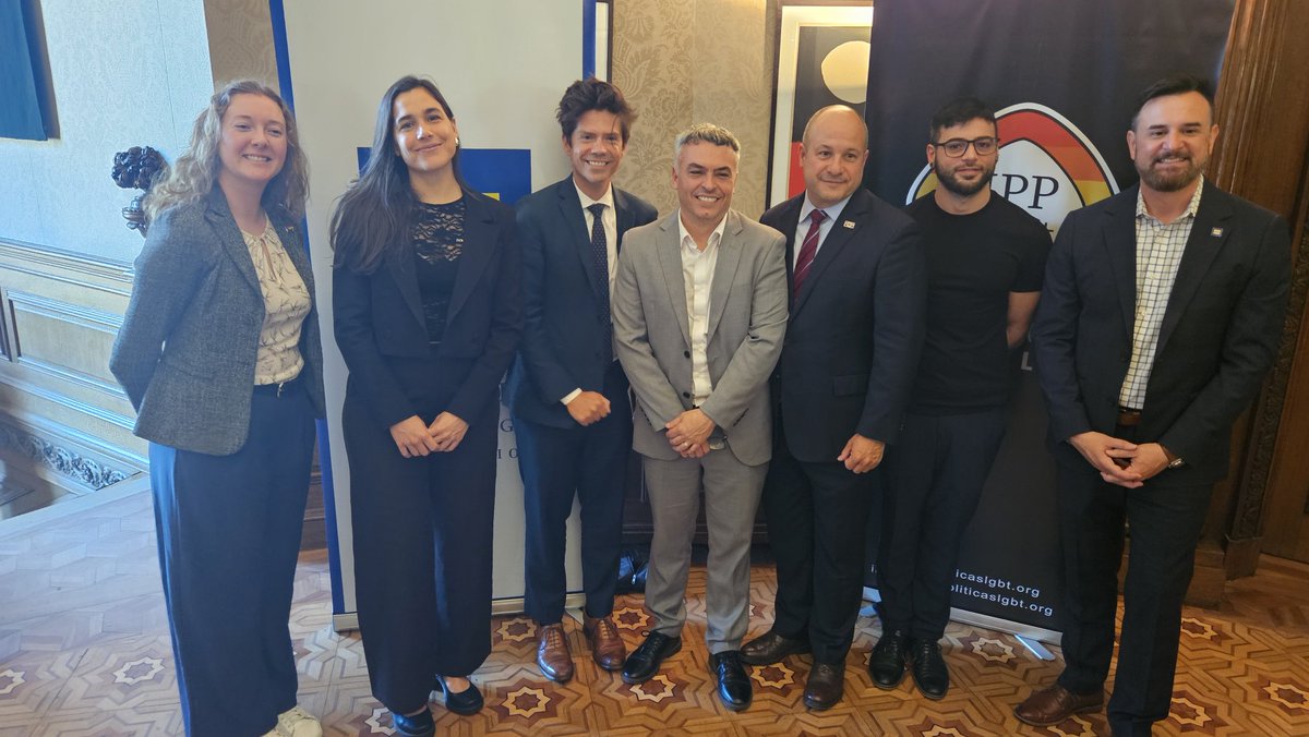 EstebanPaulon's tweet photo. Acompañamos la ceremonia de #EquidadAR 2025, reconociendo a más de 60 organizaciones comprometidas con la inclusión y la equidad LGBTIQ+ en el ámbito laboral.
🌈 Sigamos impulsando políticas públicas y compromisos concretos para garantizar igualdad de oportunidades. https://t.co/aKT3p8g2fR