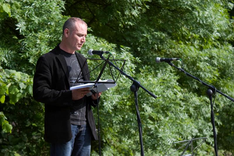 Dende l’Institutu Llionés de Cultura lamentamos fondeiramente la muerte de Xuan Bello, gran escritor y defensor de la llingua asturllionesa. La sou voz y obra quedarán pa siempre ente nós. A la sou familia y allegados, todu'l nuesu calor. Descansa en paz 🖤