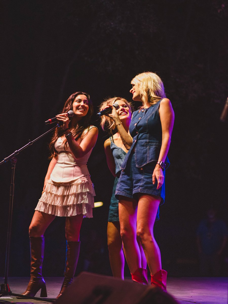 runawayjune's tweet image. This is what singing with your best friends looks like