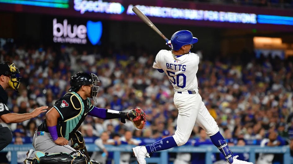 Mookie Betts' dramatic pinch-hit opportunity in Boston ended with a called strikeout, sparking reactions from both Dodgers and Red Sox fans. Can he bounce back next game? clutchpoints.com/mlb/los-angele…