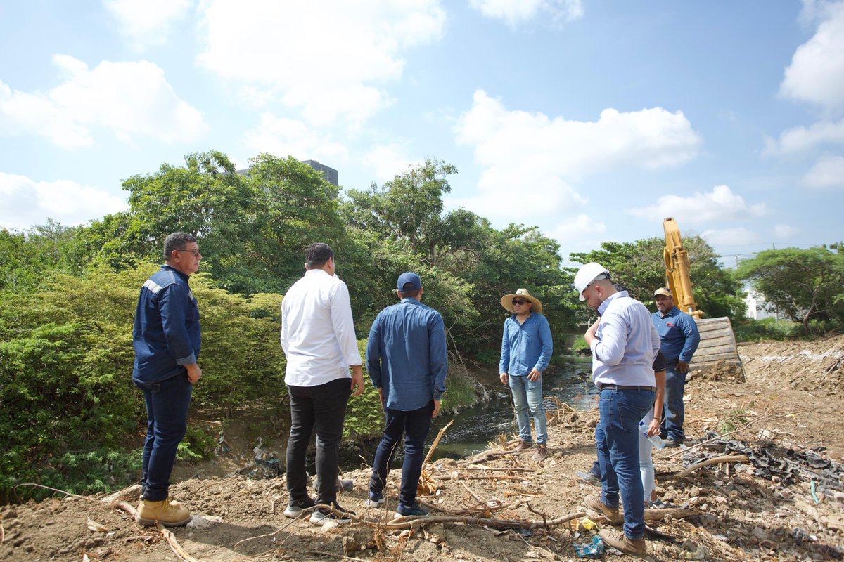 Atención Atlántico! La <a href="/crautonoma/">CRAUTONOMA</a> inició la limpieza (una vez más) del lecho del arroyo León desde la carretera vieja a Puerto Colombia hasta la prolongación de la vía de urba playa a playas de Sabanilla. Se busca retirar 91.000 mts3 de sedimentos y 9.600 mts3 de residuos