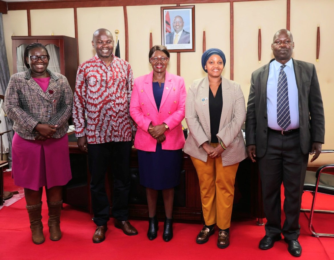 Earlier today, the Principal Secretary State Department for Children Services CPA Carren Ageng'o had a fruitful engagement with the Executive Director, Mtoto News Jennifer Kaberi on Meaningful Child Participation.
