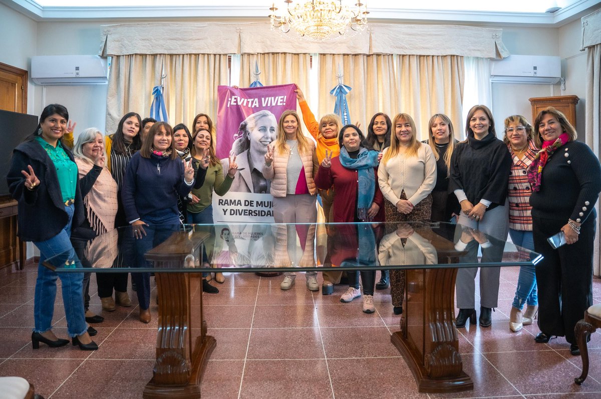 En un país donde el ajuste golpea con más fuerza a las mujeres, escucharnos entre nosotras es urgente.

Junto a <a href="/QuintelaRicardo/">Ricardo Quintela</a> nos reunimos con compañeras de la Rama de Mujer y Diversidad de los distintos Deptos, para articular esfuerzos y aportar a transformar esta realidad.