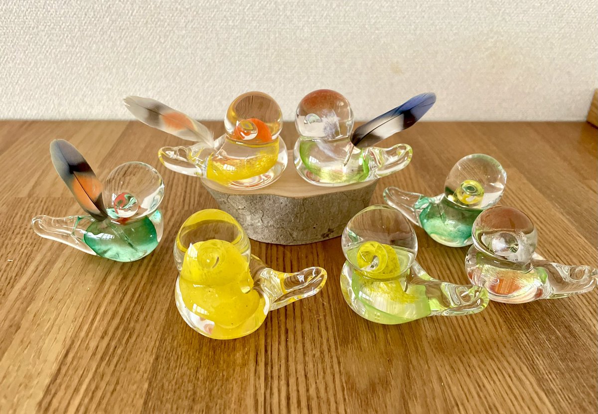 #新宿ことりまつり 
ＨＯＷHOUSEブースより委託出展します🍀
出展作品ご紹介🎉
羽根スタンド　
他にもたくさんご用意してます🤗

京王百貨店新宿店7階　大催事場
2025年8月1日～7日迄　7日間開催°˖☆◝(⁰▿⁰)◜☆˖°