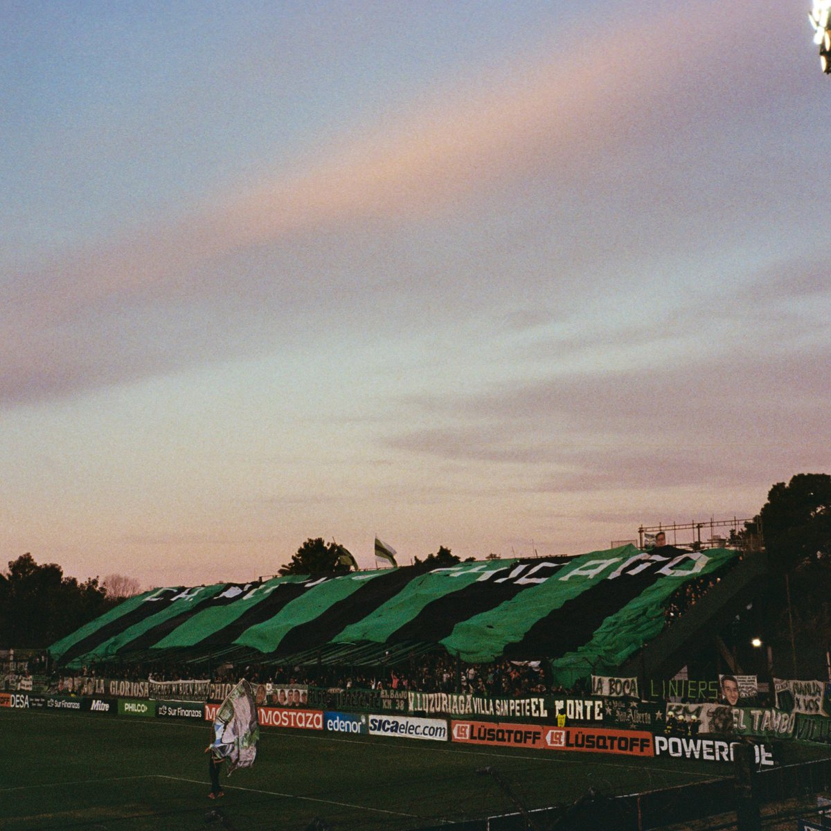 Secuencia de la bajada de nuestro telón 🌅

Fotografías del empate 0 a 0 de @nuevachicago frente a Chaco For Ever por la fecha 23 del Torneo de Primera Nacional (20/07/2025)

📷 Olympus MJU-II (Stylus Epic)
🎞️ Fuji 400

📷IG: ChicagoAnalogico