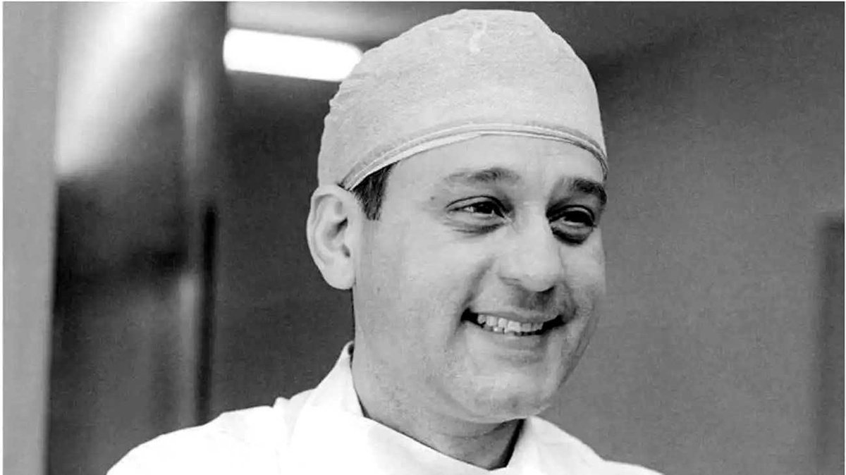 A 25 años del fallecimiento del Dr. René Favaloro, un revolucionario de la cirugía cardiovascular, reconocido mundialmente. 
Defendió la medicina en su función ética y social, ya desde su desempeño como médico rural, siempre cerca de la comunidad. 
Su honor y legado perdurarán.