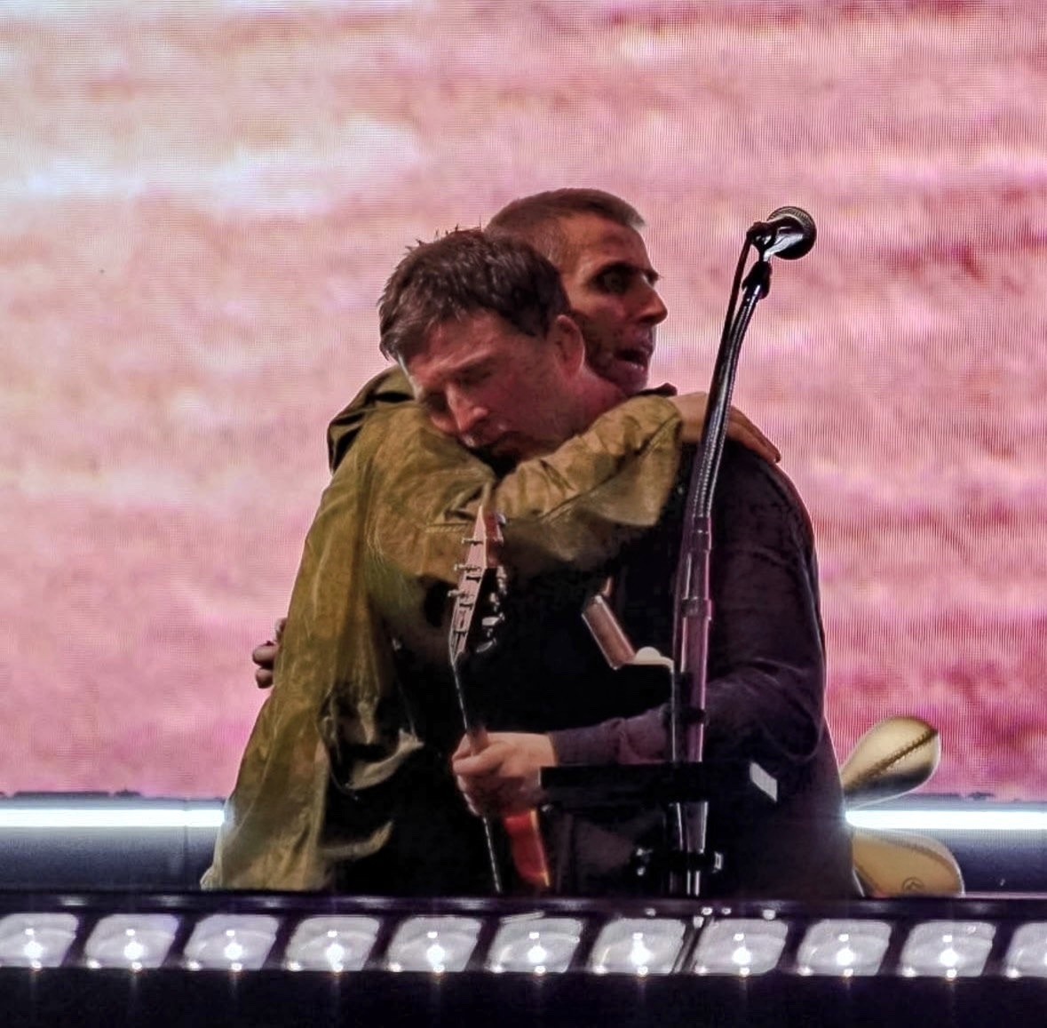 madlyrk's tweet photo. "Me and our kid, we’re telepathic. I can tell what he’s gonna do, and he can tell what I’m gonna do. That’s what makes Oasis great" https://t.co/Xb92hNgTg6