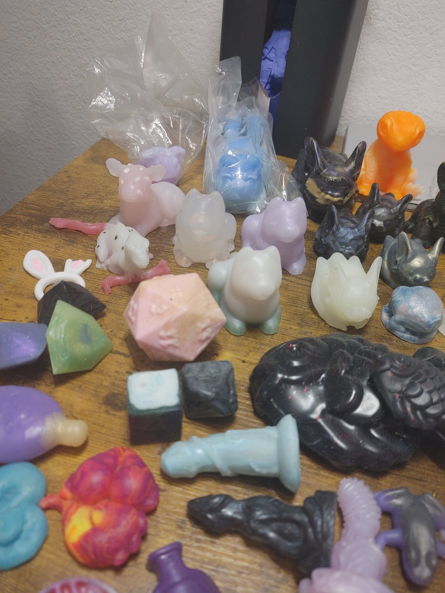 To make selling things easier, here is a new photo for the squish that are left. Still plenty of cute squish looking for new homes! 

All sales will go towards paying aug rent or human food (my pets have a large stock of food) 

#dongsales