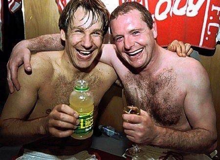 La Lazio vince lo scudetto ma la vostra fidanzata/moglie si nasconde a bere i caffè nei parcheggi, accetti?

ACCETTIAMO TUTTI LURIDE PUTTANEEE