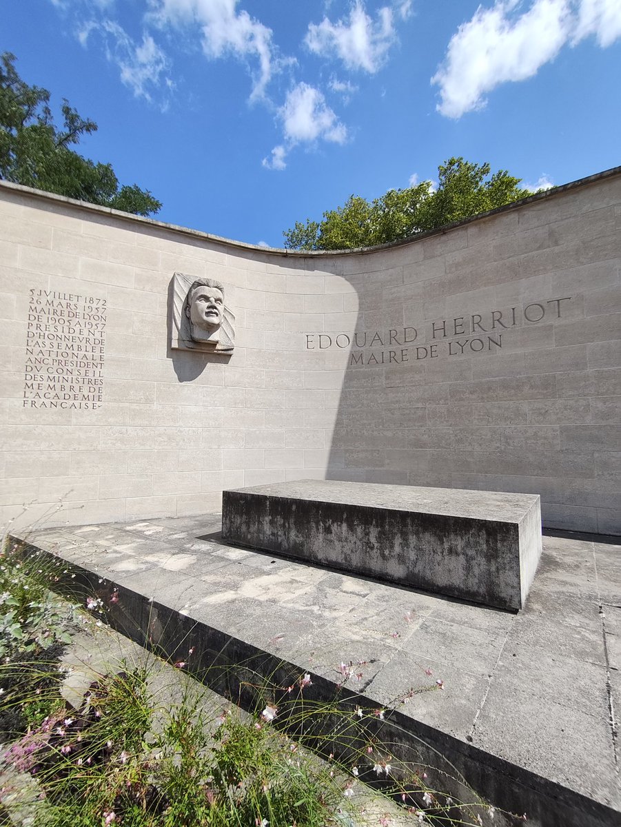 Me rendant sur la tombe d'un ami j'ai entendu du bruit... Édouard Herriot se retourne dans sa tombe en voyant la destruction de sa ville par les gauchistes écolos...