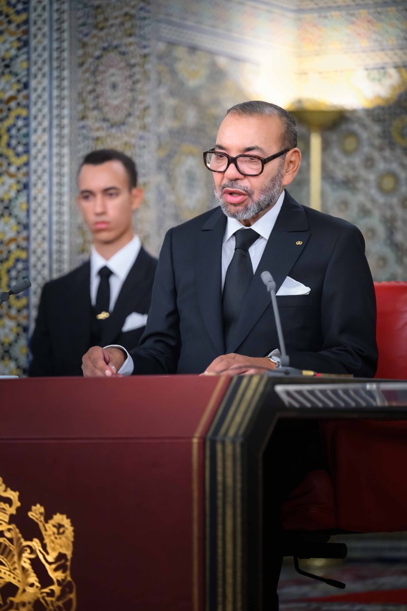Su Majestad el Rey Mohammed VI, que Dios le asista, dirigió, hoy martes, un Discurso a Su fiel pueblo con motivo del 26º aniversario del acceso del Soberano al Trono de Sus gloriosos Ancestros.

He aquí el texto íntegro del Discurso Real:
🔗 urls.fr/Tzpbim