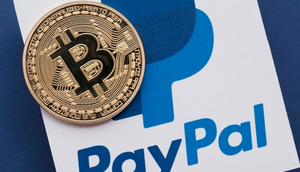 #PayPal startet in den #USA „Pay with #Crypto“ und ermöglicht Händlern Zahlungen in über 100 Kryptowährungen, mit bis zu 90 % geringeren Gebühren. Der hauseigene Stablecoin #PYUSD steht im Zentrum. Ein globaler Rollout hängt von regulatorischen Vorgaben ab.