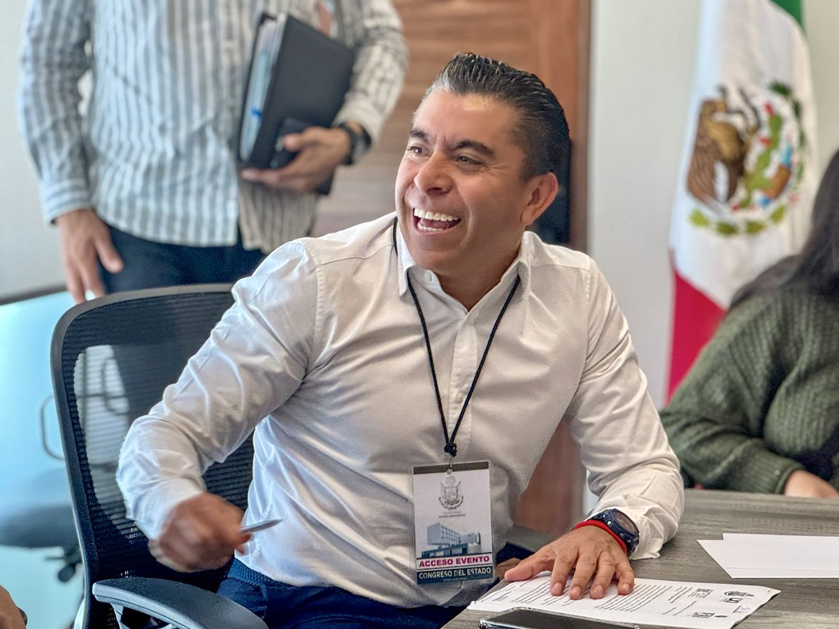 Disfrutando del trabajo, siempre con una sonrisa. ¿Cómo está pintando su martes?