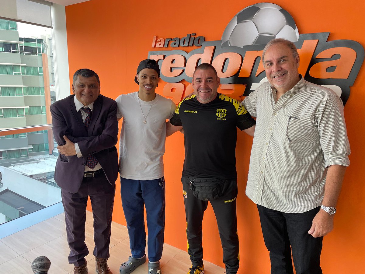 Gabi Campos (brasileño) y Enrique Zeballos (director deportivo) fueron invitados al Progarma Aló Fútbol, conducido por Xavier Coello y Washington Sánchez, de la Radio Redonda.