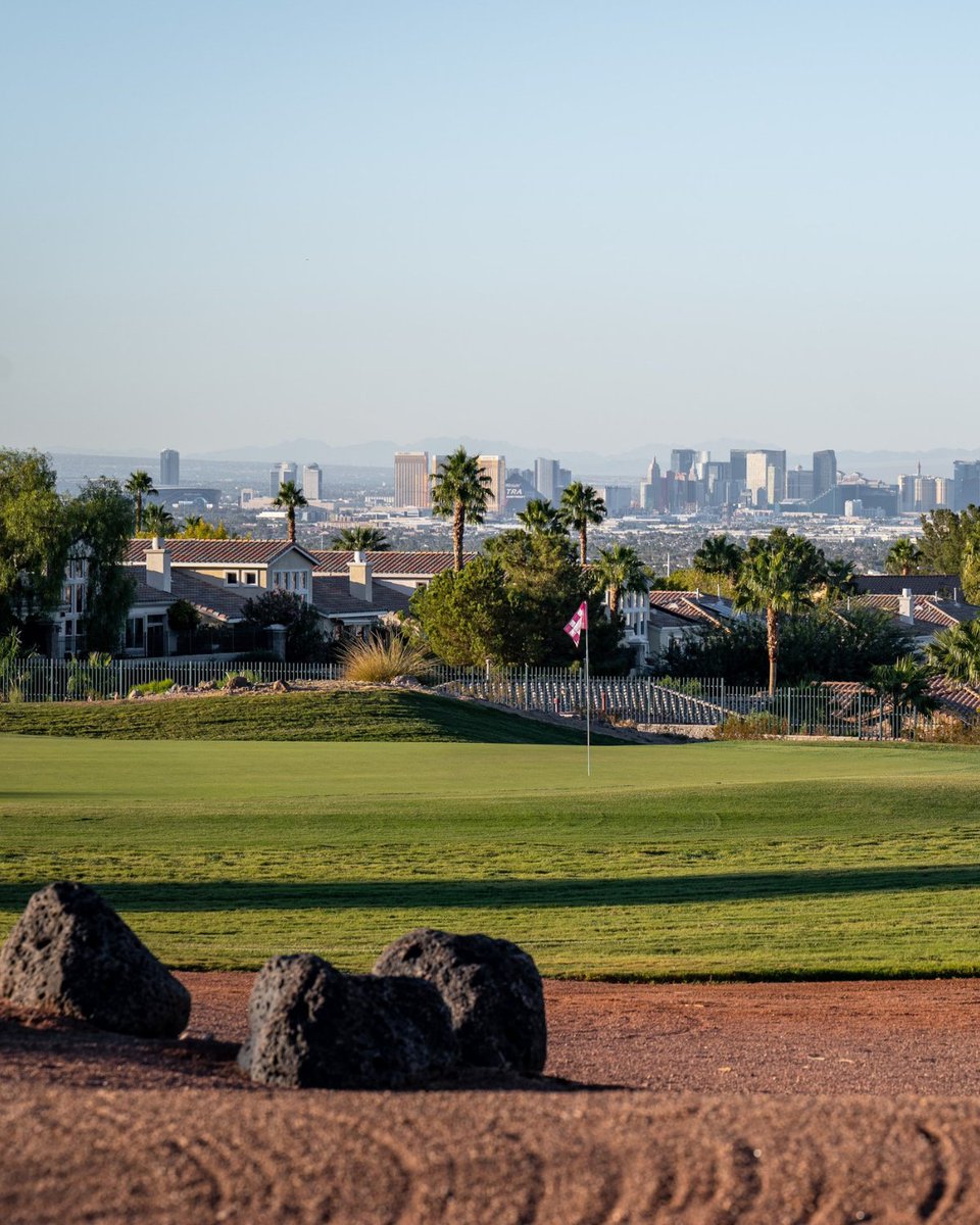 serketgolf's tweet photo. Elevate your game surrounded by desert landscapes and a charming view of the Las Vegas skyline. 

📷Komo Golf

#golfriosecco #lasvegas #golfusa #desertgolf #nevada #rioseccogolfclub https://t.co/c6CqHdxEGD