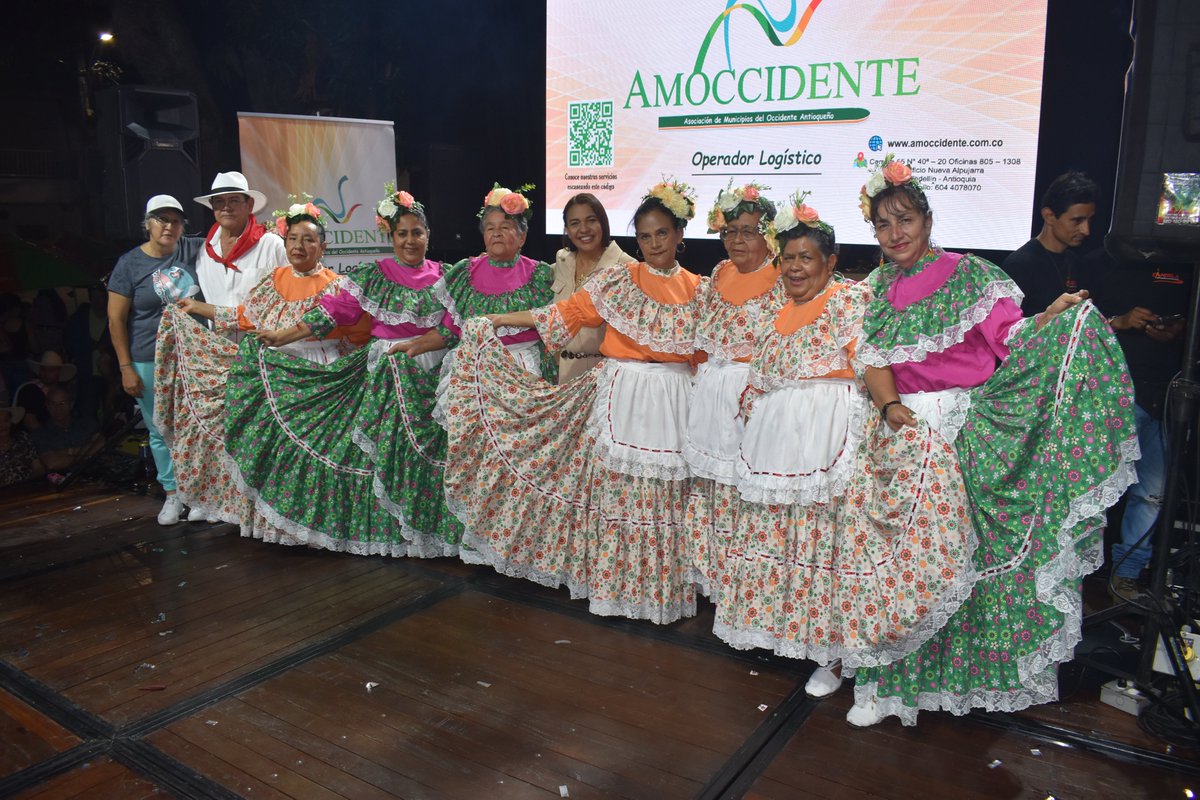 🎉 Así vivimos la gran Fiesta de la Familia 👨‍👩‍👧‍👦💃
Una noche mágica llena de presentaciones culturales, rifas, alegría y mucho talento sobre el escenario 🎭🎁🎶.
🔥 Vibramos con las Jefas del Despecho y gozamos con la Orquesta Fantasía Tropical, que pusieron a bailar a todos.
