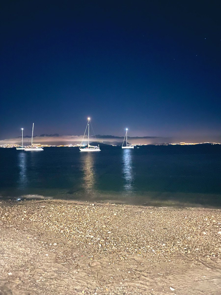 Κοιτάμε την θάλασσα και νιώθουμε ο ένας την ανάσα του άλλου…