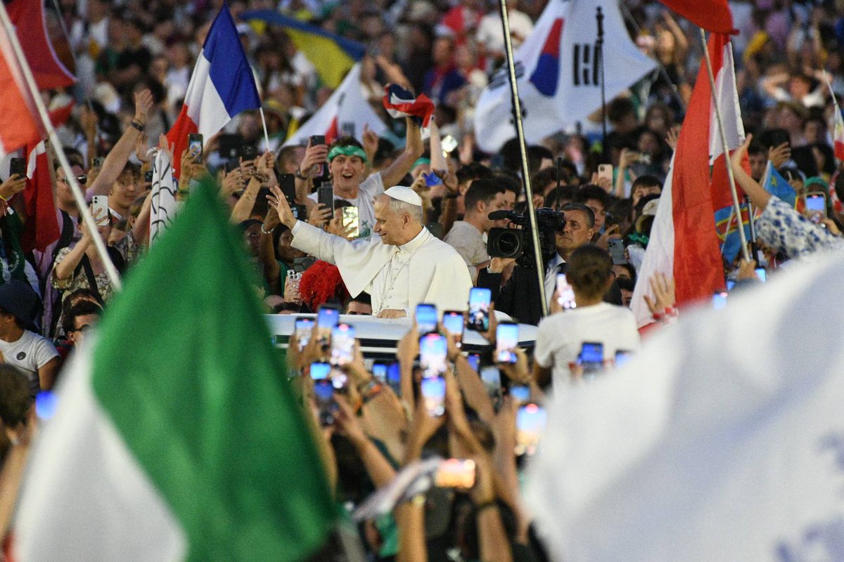 Mons. #Fisichella, a nome #PapaLeoneXIV, da benvenuto ai giovani: "Grazie per avere accolto l’invito del #Papa di partecipare a questo #Giubileo dedicato a voi e alla #speranza che ognuno porta dentro di sé. bit.ly/4fdJQy7
